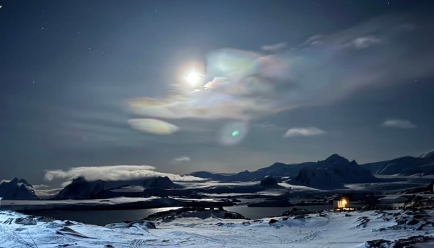 Exploradores polares ucranianos muestran nubes nacaradas con la Luna de fondo en la Antártida