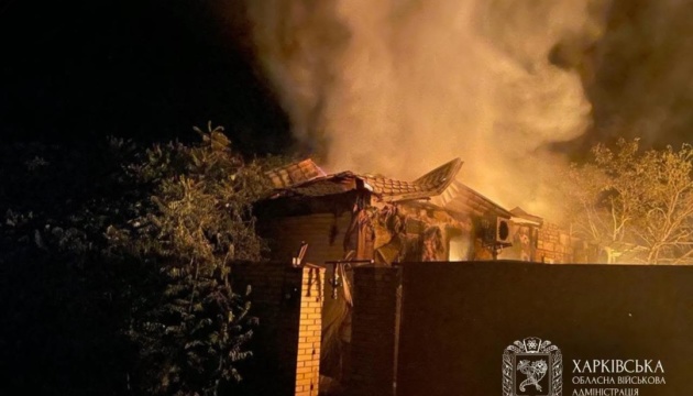दुश्मन ने खार्किव क्षेत्र पर तोपखाने, ड्रोन और नियंत्रित हवाई बमों से हमला किया: सात लोग घायल, जिनमें एक बच्चा भी शामिल