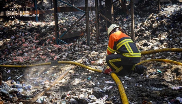 Kiev bölgesinde Rus saldırısının ardından ikinci gün yangınlarla mücadele eden kurtarma ekipleri