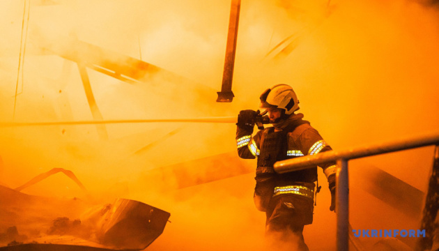 Ballistischer Angriff auf Kyjiw: Ein Todesopfer, Lagerhaus in Flammen 