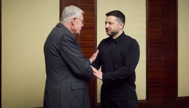 Selenskyj bespricht mit Kellogg Schutz vor russischen Angriffen auf zivile Infrastruktur 