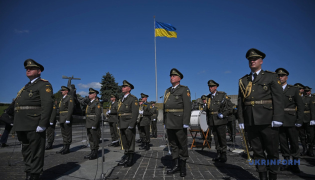 Le drapeau national ukrainien hissé à Kyiv en présence du président Volodymyr Zelensky et des dirigeants internationaux