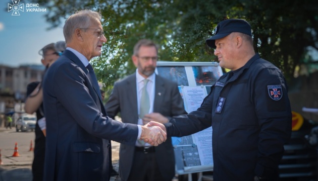 Norwegischer Ministerpräsident besucht einen der Orte russischen Angriffs auf Kyjiw
