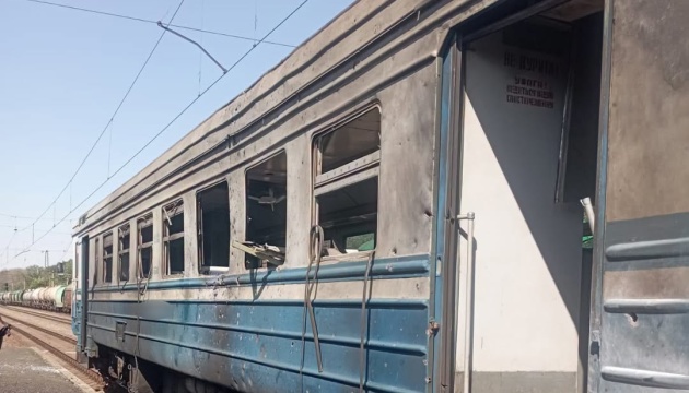 Une frappe de drone russe sur un train fait une victime et quatre blessés dans la région de Kharkiv