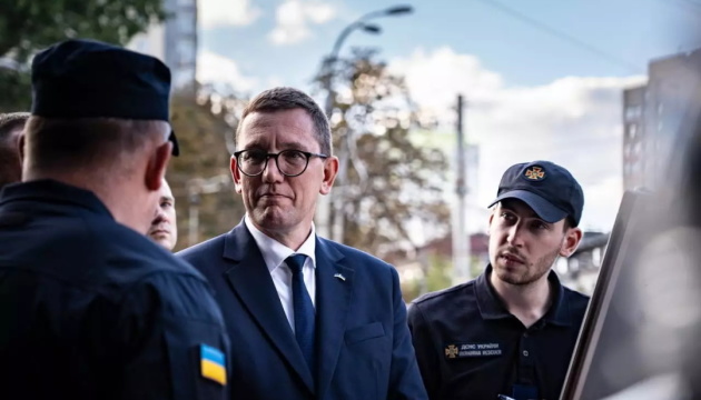 Estonian delegation visits Kyiv’s Lukianivka district damaged by Russian attacks