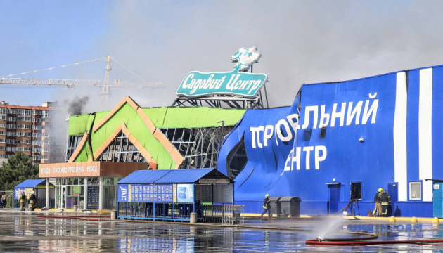 В Одесі через ворожу атаку пошкоджені два будівельні гіпермаркети 