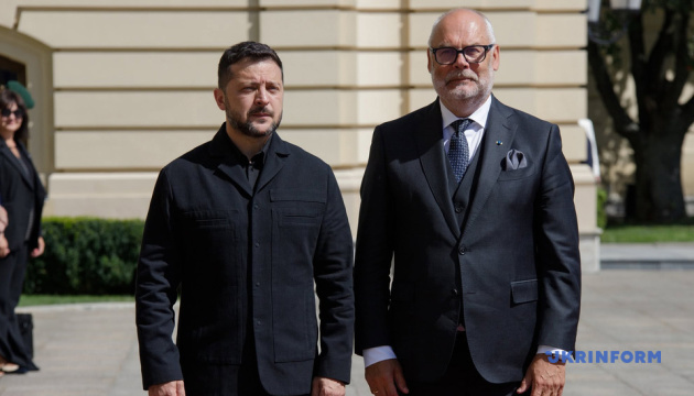 Zelensky tras reunirse con Karis: Estonia apoyará la apertura de todos los grupos de negociación antes de fin de año