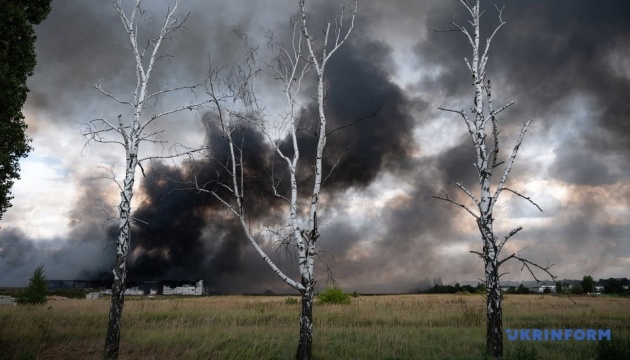 Під Києвом до ліквідації наслідків російської атаки залучили авіацію