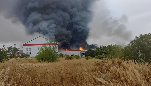 На Запоріжжі через ворожий обстріл знищений лікеро-горілчаний завод