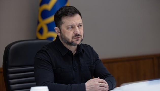 Zelensky a présidé une réunion du commandement suprême : l’objectif est de 1 000 drones par jour pour des frappes à longue portée contre la Russie