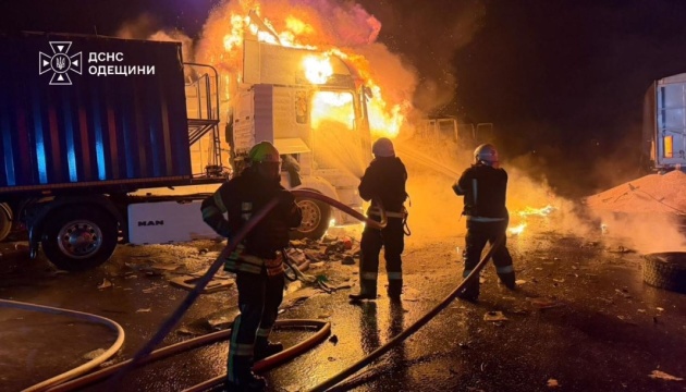 ウクライナ南部オデーサ州でロシア軍攻撃により食料を積んだトラックが炎上　１名死亡、３名負傷