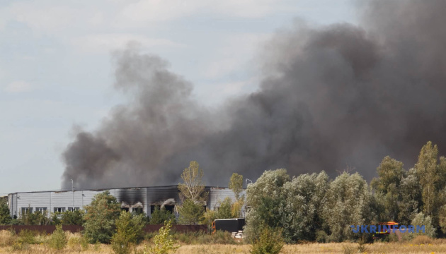 Під час атаки ворожих БПЛА загорілися склади у селі під Києвом