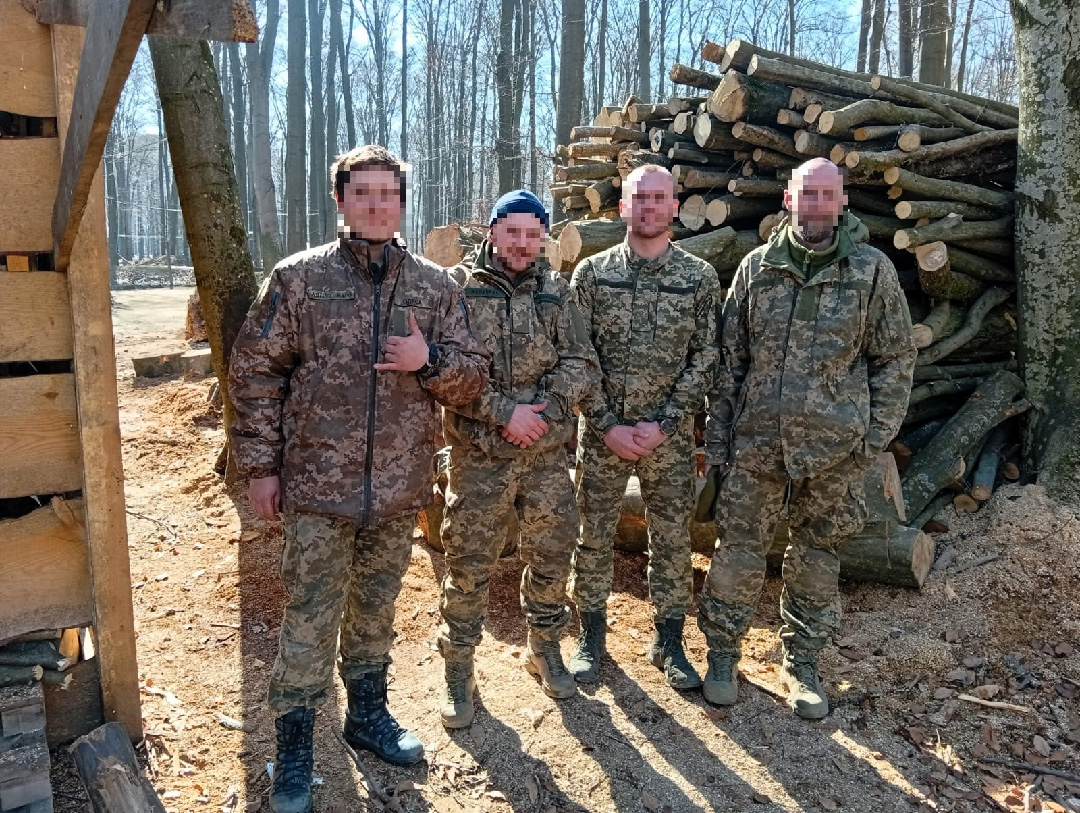 Бандерас (другий ліворуч) із побратимами під час навчань. Фото з його особистого архіву