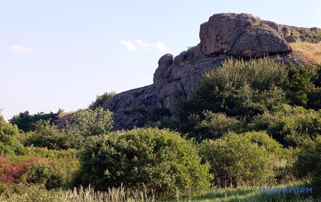 Лозуватські скелі