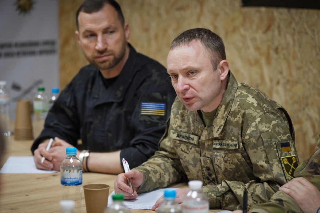 Виплати військовим, дрони та артилерія: Зеленський провів нараду з командирами на Лиманському напрямку