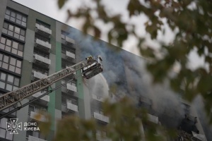 Brand in einem 16-stöckigen Wohnhaus in Kyjiw nach Drohneneinschlag