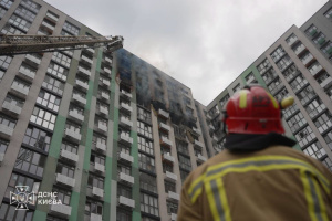 Extinguen un incendio en un edificio de apartamentos de 16 pisos dañado por un ataque ruso en el distrito de Podilsky de Kyiv 