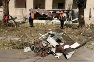 Dos escuelas, un centro de salud y varios edificios de apartamentos dañados en Dnipro por un ataque ruso