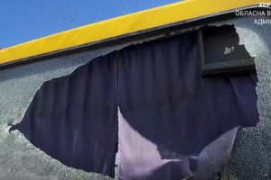 Russische Drohnen greifen Haltestelle, Kleinbus und Auto in Cherson an, es gibt es Tote und Verletzte