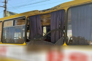 Zahl der Verletzten nach russischem Drohnenangriff auf  Kleinbus und Auto in Cherson steigt auf 12, ein Toter 