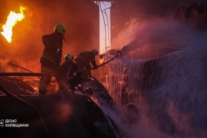 Dans la région de Kyiv, les Russes ont frappé une infrastructure ; un incendie de grande ampleur a été éteint