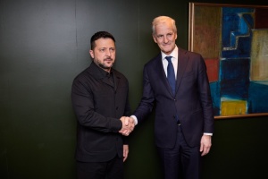 Zelensky aborda el reforzamiento de la defensa aérea de Ucrania y la preparación para el invierno con primer ministro noruego