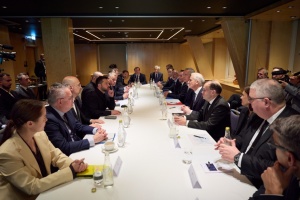 Präsident Selenskyj und norwegischer Premier treffen sich mit Chefs von Rüstungsunternehmen