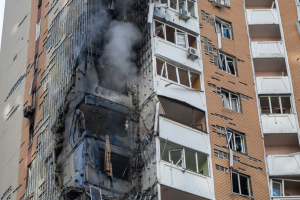 Un muerto, 17 heridos, viviendas dañadas y coches en llamas en Kyiv tras los ataques rusos
