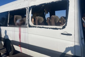 Russische Drohne trifft einen Bus in Nikopol: Fünf Tote, sieben Verletzte 