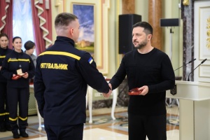 Зеленський привітав рятувальників із професійним святом і вручив нагороди