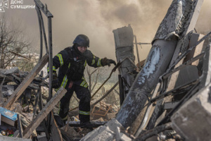 Guerre en Ukraine : un civil tué et quinze autres blessés dans des frappes russes sur la région de Soumy