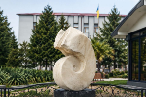 На Закарпатті митці з семи країн створюють роботи для «Карпатського скульптурного шляху»