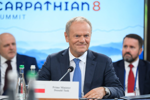 Tusk: El Grupo de los Ocho de los Cárpatos podría ayudar a Ucrania a avanzar hacia la adhesión a la UE