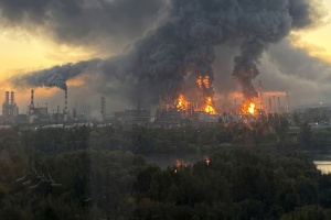 L’Ukraine lance une attaque d’envergure contre Moscou, visant une raffinerie et un entrepôt