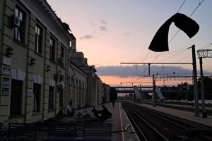 Fuerzas rusas atacan una estación de tren en Lozová