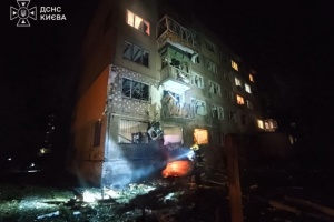 Ataque nocturno ruso a Kyiv deja cuatro heridos y destrucción en un edificio de cinco plantas