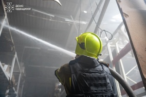 Росіяни влучили у торговельний центр в Одеському районі
