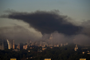 Ataque ruso a Kyiv deja un muerto y ocho heridos