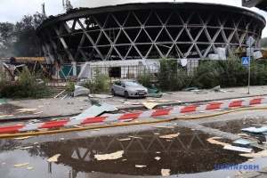У Києві дрон РФ влучив у Залізничний ринок, відомий як «Шайба»