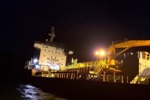 Прикордонники евакуювали 15 членів екіпажу судна, атакованого росіянами в Чорному морі