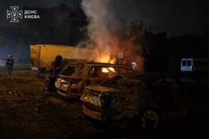 Масована ракетна атака на Київ: 2 загиблих, щонайменше 8 поранених, у трьох районах пожежі та пошкодження