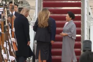 Трамп зустрів Сі Цзіньпіна біля трапу літака після його прибуття до США