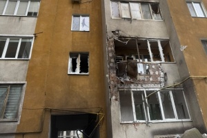 У Хмельницькому російський дрон поцілив у багатоповерхівку