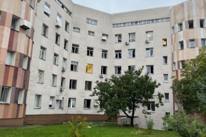 У Києві під час обстрілу РФ пошкоджений пологовий будинок