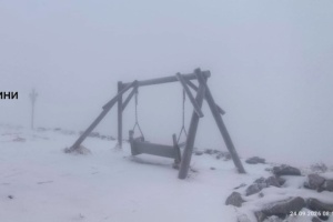 У Карпатах зимова погода: на горі Піп Іван сніг та 3° морозу