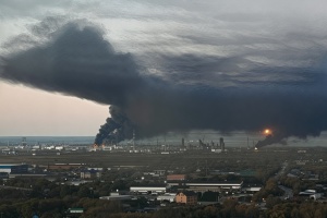 Drohnen attackieren zwei Ölraffinerien und zwei Industriebetriebe in Russland