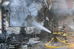 Se extinguen los incendios en Kyiv tras los ataques matutinos y se logra rescatar con vida a dos personas 