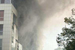 Rusia ataca un centro de negocios en Dnipró, matando a tres personas e hiriendo a otras 12