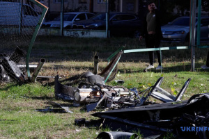 Un dron ruso se estrella en el patio de un edificio en el distrito de Obolonsky de Kyiv