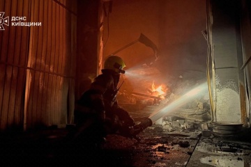 На Київщині минулої доби через атаки РФ пошкоджені будинки, склад та автомобілі